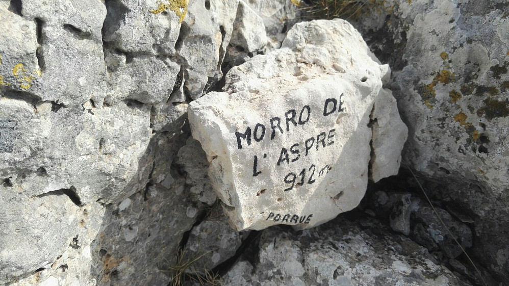 En liten toppstein som var falt ned fra varden på Morro de l'Aspere.
