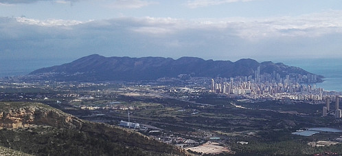 Sierra Helada fra vest (Alto de Cortina), med Benidorm til høyre. Høyeste punktet ligger til venstre i bildet.