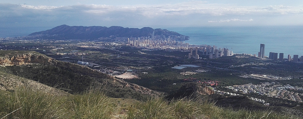 Utsikt fra toppen mot Benidorm og Serra Helada.