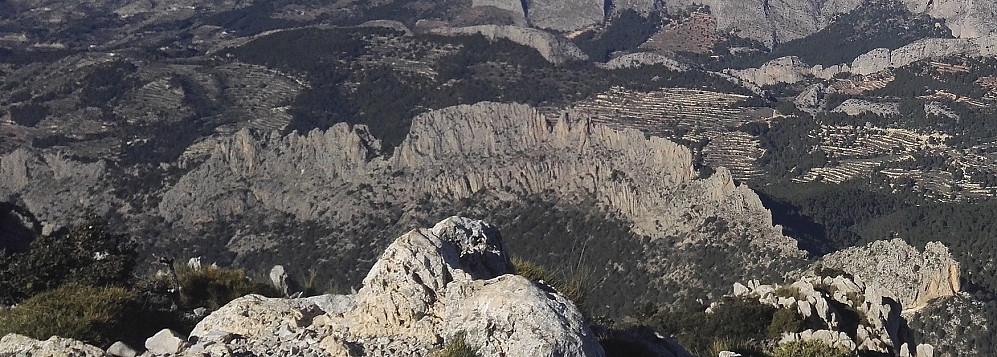 Den nordlige delen av tinderekka sett fra Puig Campana i øst.
