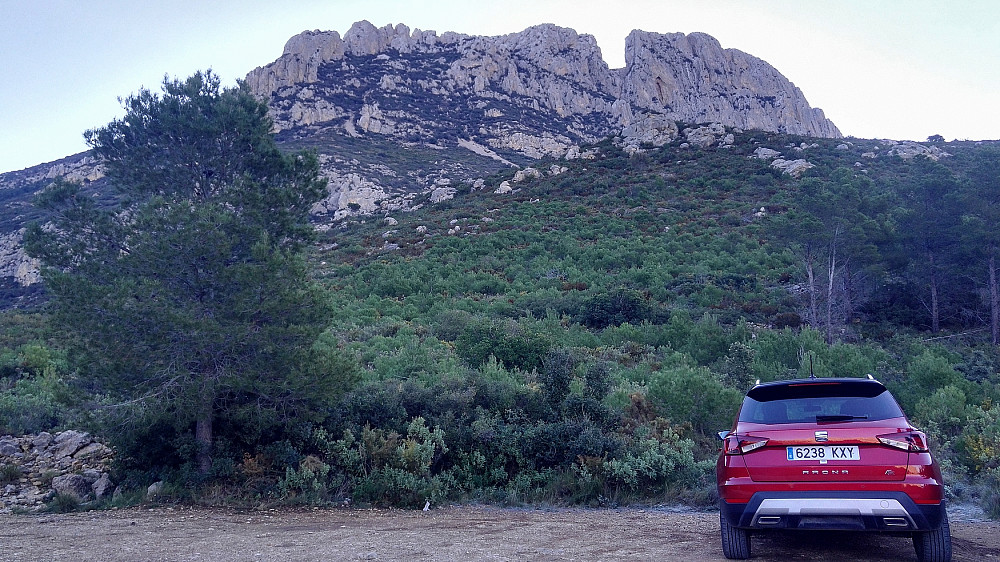 Fornøyd over å kunne parkere på 600 moh, nordvest av Puig Campana. Det tydelige hakket, Rolandsskaret, var lett synlig også fra denne siden.