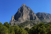 Puig Campana (vesttoppen) fra Font de Moli i sør. Sørrenna sees tydelig til høyre i bildet, og er en mye brukt rute opp.