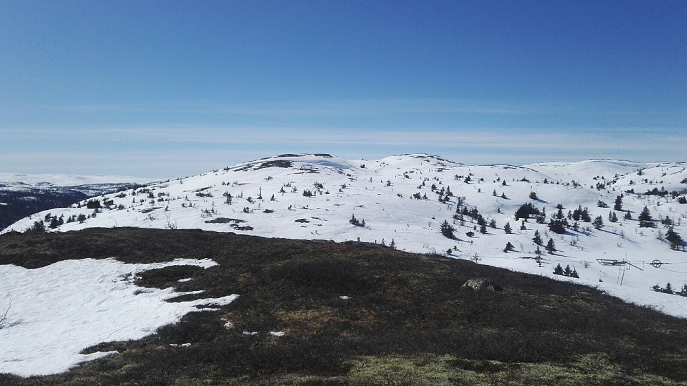 Det har begynt å bli litt bart på toppene, så skia ble tatt av og på en rekke ganger i dag.