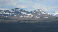 Storhøa (t.v) og Storhøpiggen (t.h) sett fra nord (Skardfjellet ved Skåbu.)
