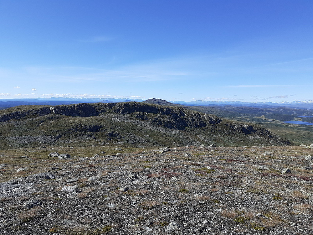 På Røssjøkollane, mot bl.a Djuptjernkampen.