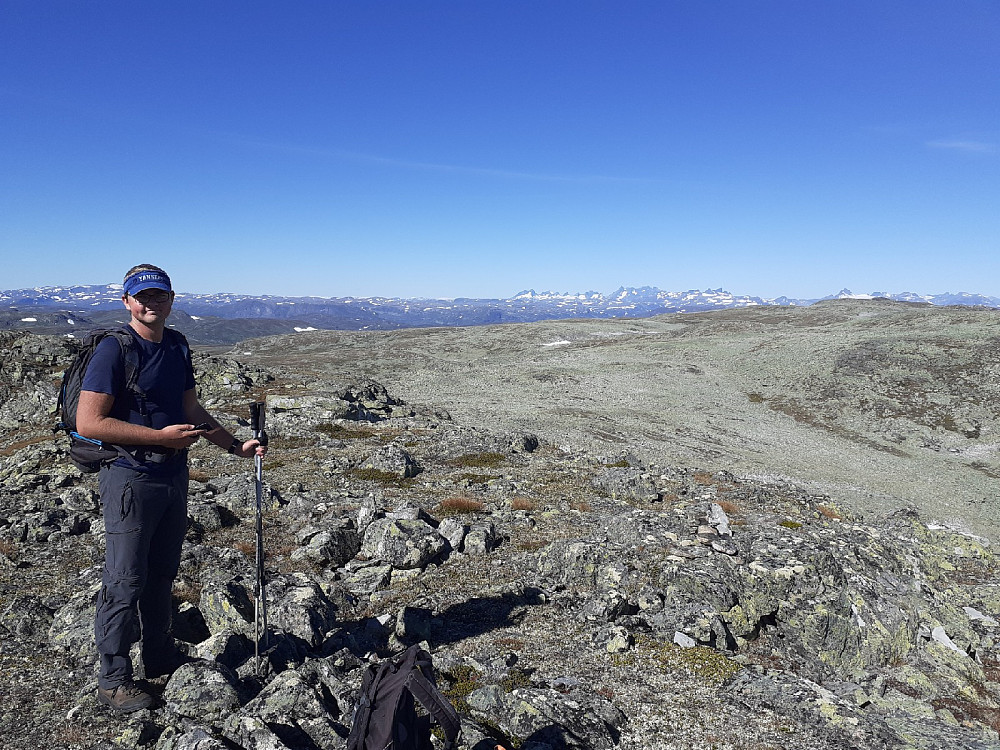Skålitjernfjellet ga godt overblikk. Hurrungane i det fjerne.