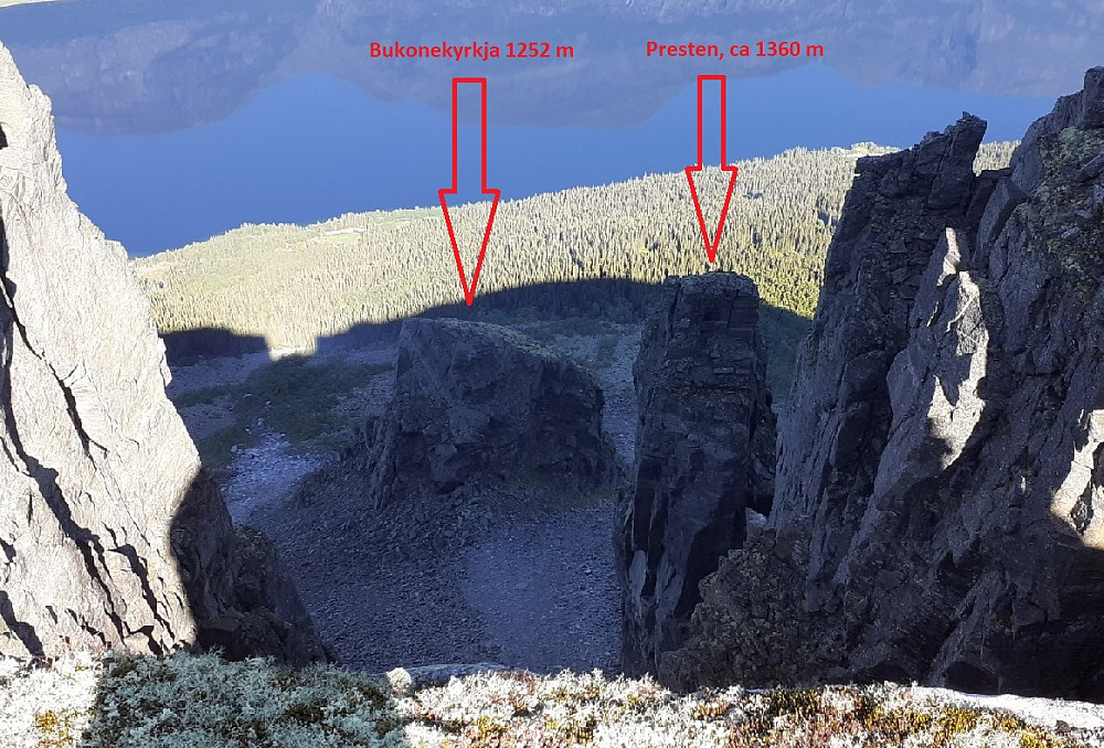 Bukonekyrkja sentralt i bildet.