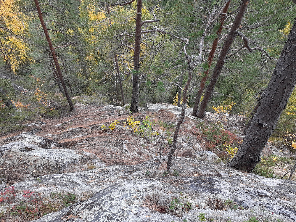 Et av to faste sikringstau er på plass nå, som følger øvre del av klyveruta.