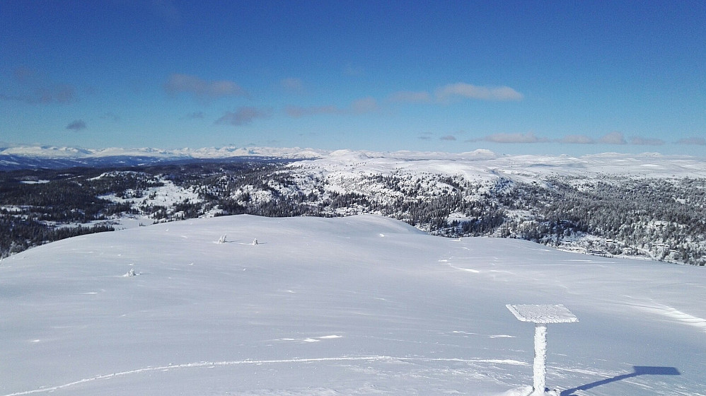 Utsikt mot Jotunheimen en vakker vinterdag. Sikteskiven er nediset. Fjellet i forgrunnen, er Binnhovdknatten.