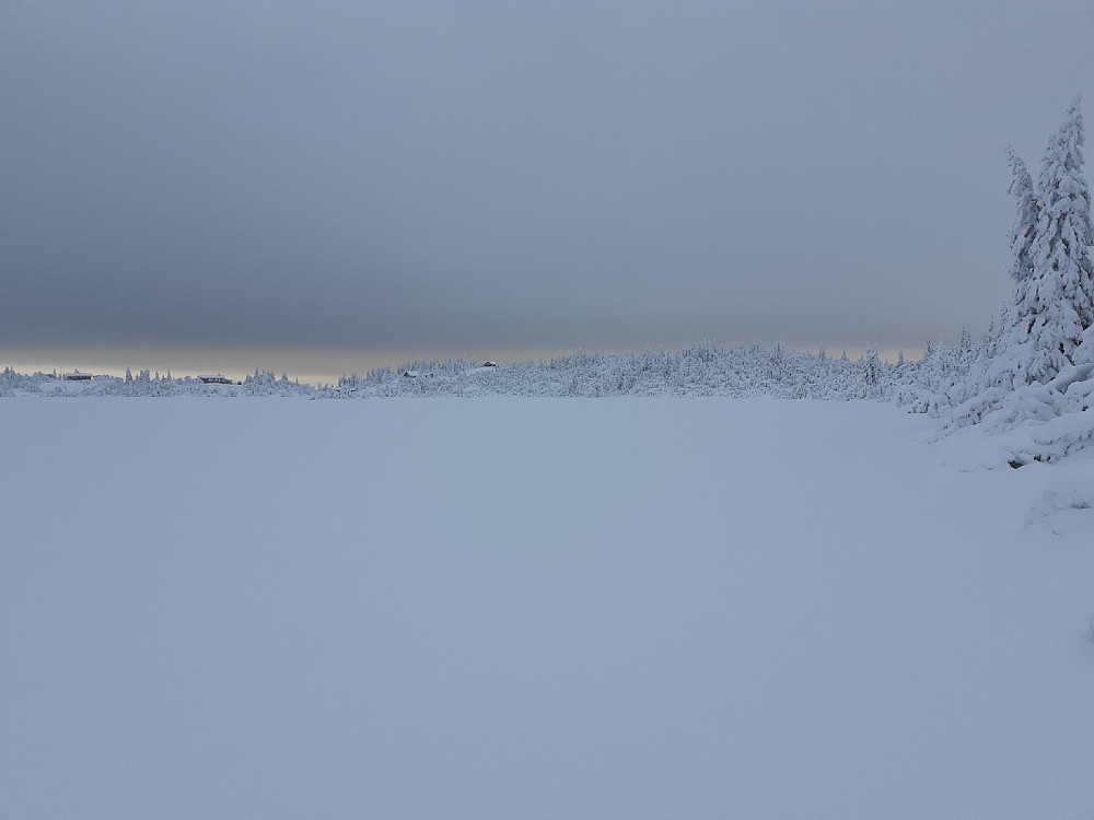 Gikk rundt langs kanten av Fræningen, da jeg var litt usikker på isen. 3 steder var det åpent vann.