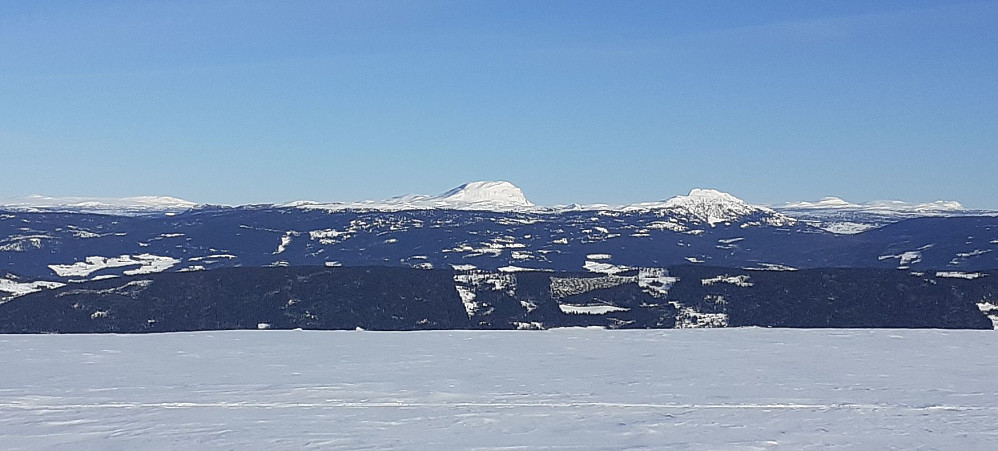 Fin utsikt fra toppen mot Runde- og Skarvemellen i nordøst.