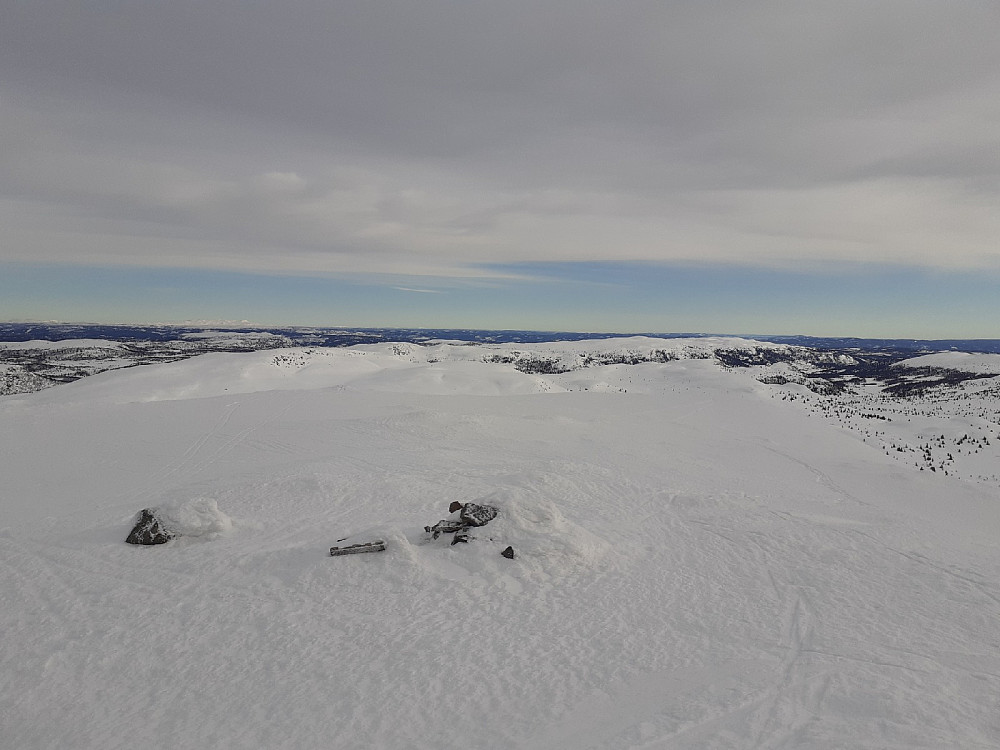 Utsikt fra toppen, og lenger østover, mot Spåtind, var det fortsatt blå himmel.