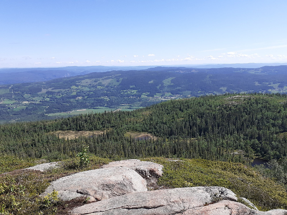 Mot bl.a Jevnlisfjellet, som jeg var på i går.