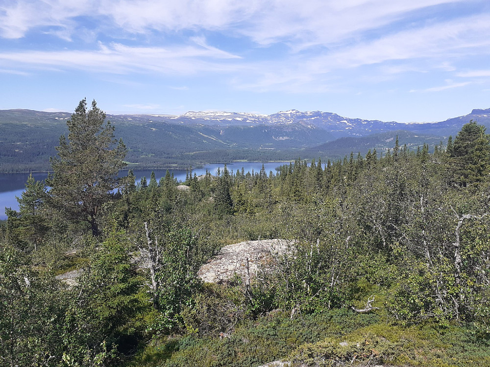 Raudhorn, foran Mugnetind