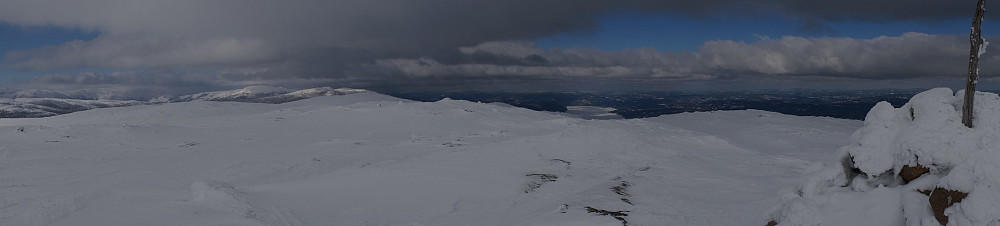 Panorama fra toppen mot nord. Gyranfisen, høyeste punkt i Ringerike, sentralt. Sperillen til høyre.