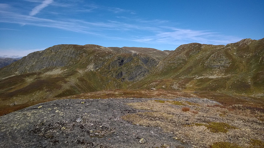 På 1240. Ser tilbake på det bratte SØ-hjørnet og Kvannegrøberget, som jeg kom ned fra.