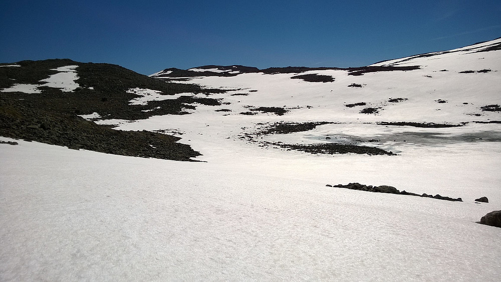Bra med snø fortsatt. Her i begynnelsen av bakkene opp mot Storebottskarvet. På ca 1500 meter.