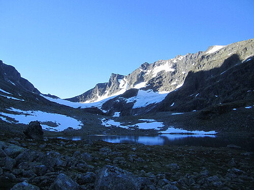På vei forbi Heimste Skarstølsvatnet en tidlig morgen seint i august. Dyrhaugsryggen til høyre.