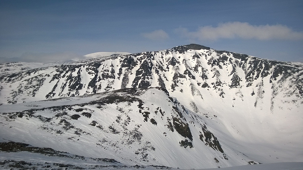 Ned mot nordtoppen, med Ryggehøi bak, og toppen av Glittertind kan skimtes til venstre.