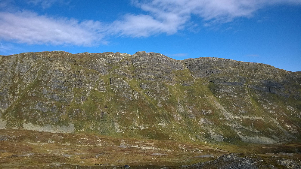 Tett på Horntinden i sør. Gikk rett opp sentralrenna i bildet.