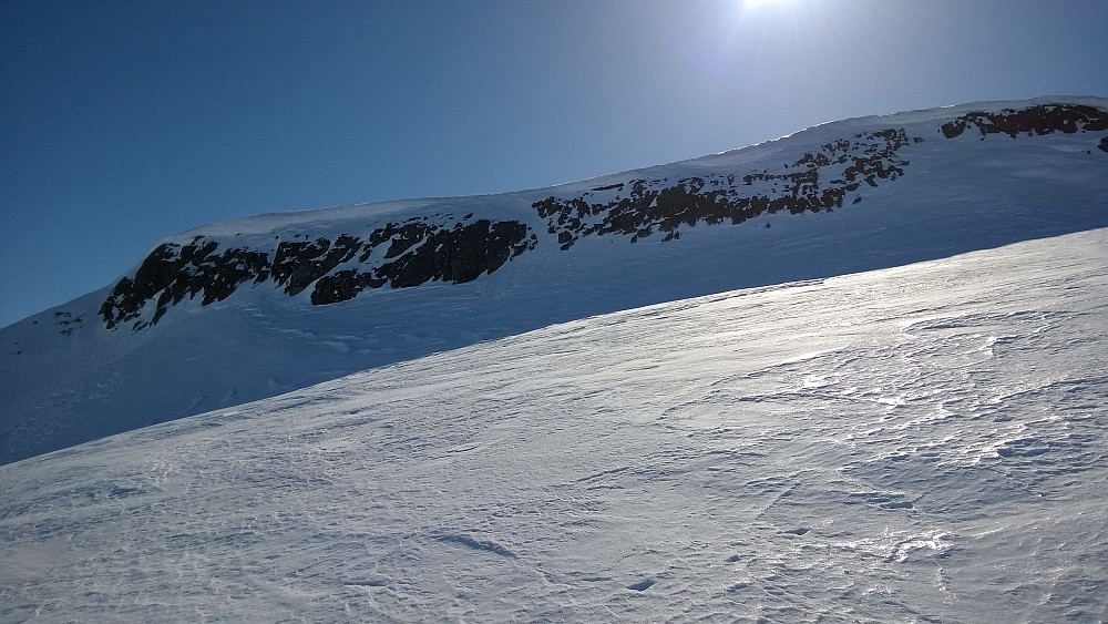 Vær obs vinterstid på bratt nordskråning på Bakkestølnøse. Gå heller ned østflanken!