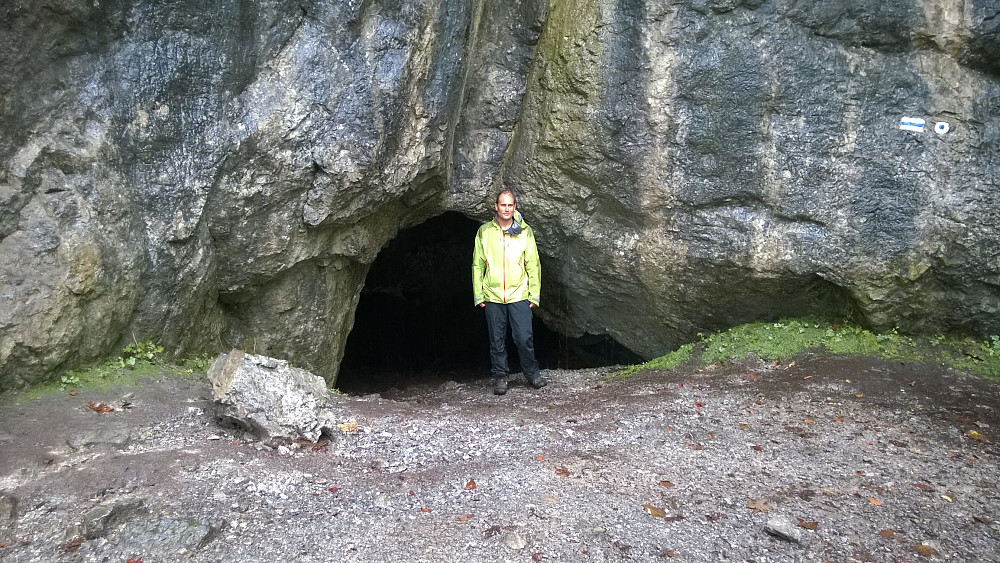 Øyvind Brekke foran inngangen på grotta.