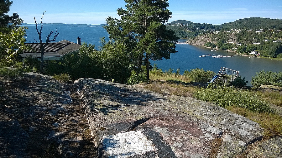 Ved bolten på toppen av Krokåsen. Ser ut Drammensfjorden.