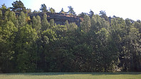 Toppen av noe av veggen, sett fra veien i vest (som heter Nesskogen).