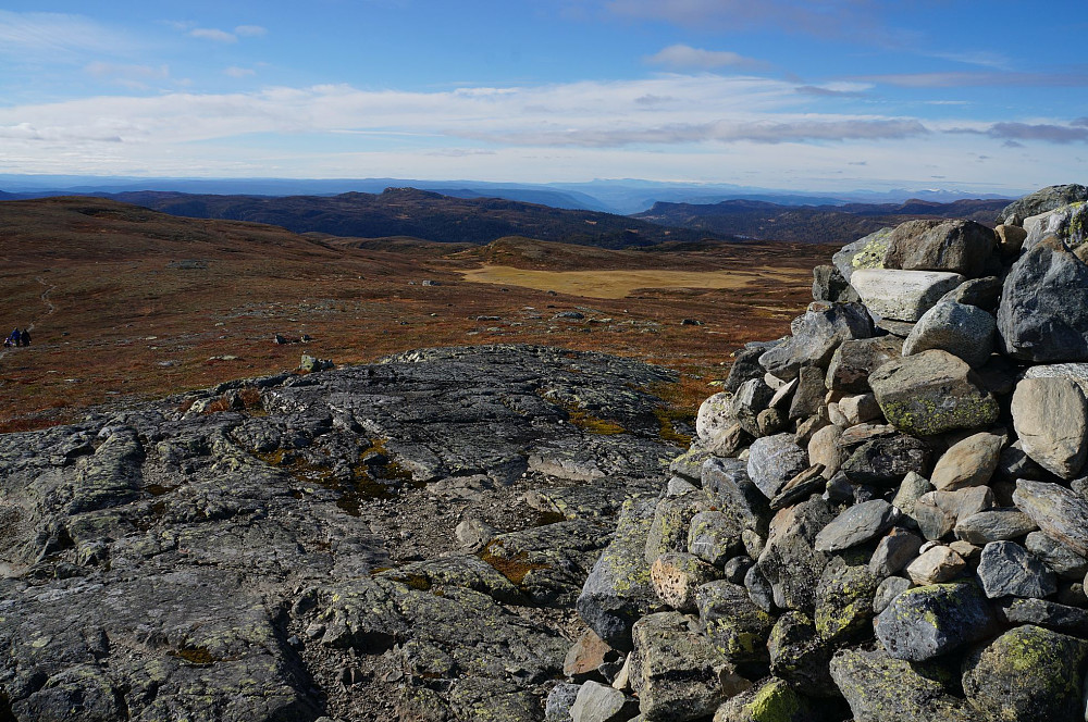 Jeg var kaldest av alle (for vi gikk så langsomt), og tok bare et kjapt bilde av varden mot Holtelifjellet, før vi snudde og gikk tilbake.