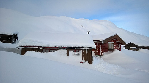 Den UBETJENTE hytta i forkant. Hytta som er betjent i påska og om sommeren ligger helt bak til høyre i bildet. P-plassen ligger bak denne igjen.