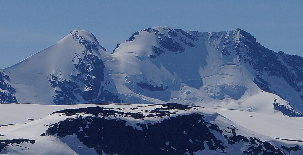 Bildet tatt dagen før, fra Sognefjellet, og zoomet noe inn. En tverrsprekk ser bekymringsverdig ut...