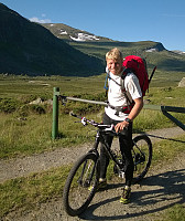 Min klokke er 8:36 i det Sondre setter av sted på sykkel inn Helgedalen. Tenk å kunne gå på et slikt prosjekt; alle 2k-toppene i Hurrungane på under 24 timer!
