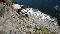 Klyving i kjetting de siste meterne før toppen. Den fjellvante trenger neppe å følge ruta her på tørt føre, men mye løsgods og ganske bratt terreng ellers øker faren for steinsprang om en går sine egne veier - noe som heller ikke er lov. Man kan fort bli kjeftet på om en ikke følger rett vei her!