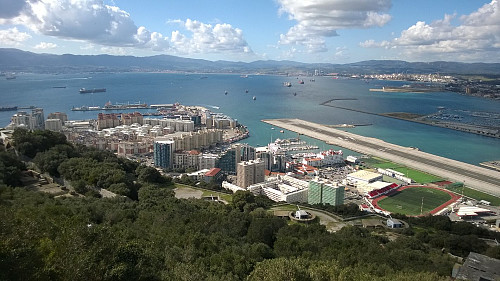 Utsyn over Gibraltar og deler av flystripa. Spansk territorium i bakgrunnen.