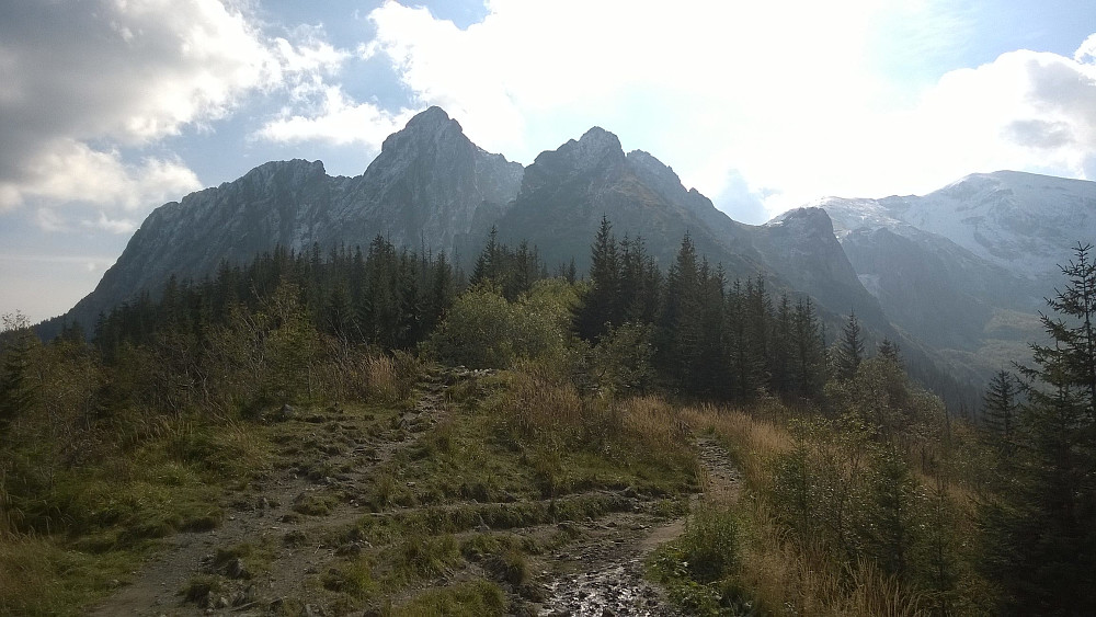 Spesielt lys over Giewont. Maly (lille) Giewont noe i forgrunnen litt til høyre i bildet. Stien gikk tett oppunder på høyre (sør) side av denne.