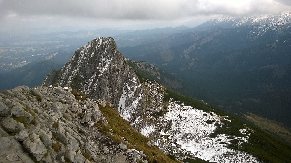 På toppen, mot Dlugi Giewont i øst. Ellers hadde skyene nå dessverre samlet seg over de høyeste toppene i sørøst.