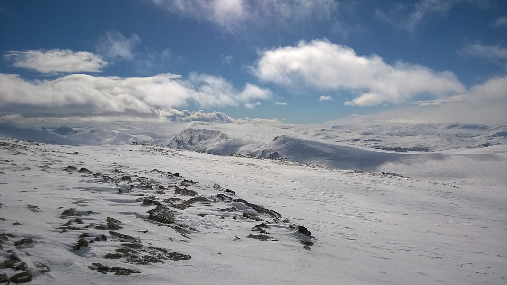 Mot Såta 1699m. Ser jo riktig idyllisk ut på dette bildet. Men ser en nøyere etter, står den en sky av snø ut til venstre fra toppen...