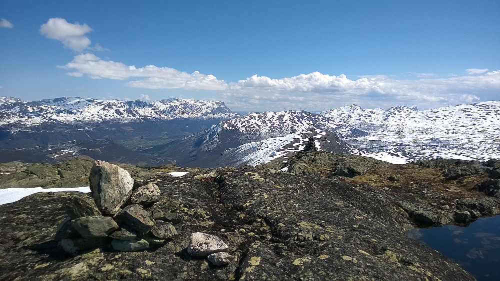 Utsikten fra Hestebottfjellet, med Røgjin sentralt i bildet, og Hemsedal nede til venstre.