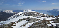 Snøfeltene gjorde det lett og greit ned fra Blåtind, i retning Kongsvollen, som er den snøkledte vollen sentralt i bildet.