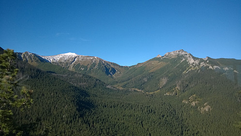 Kopa Kondraka (t.v) og Giewont (noe bak t.h) sett fra taubanen opp mot Kasprowy Wierch. Skaret Kondracka (1725m) midt i bildet.