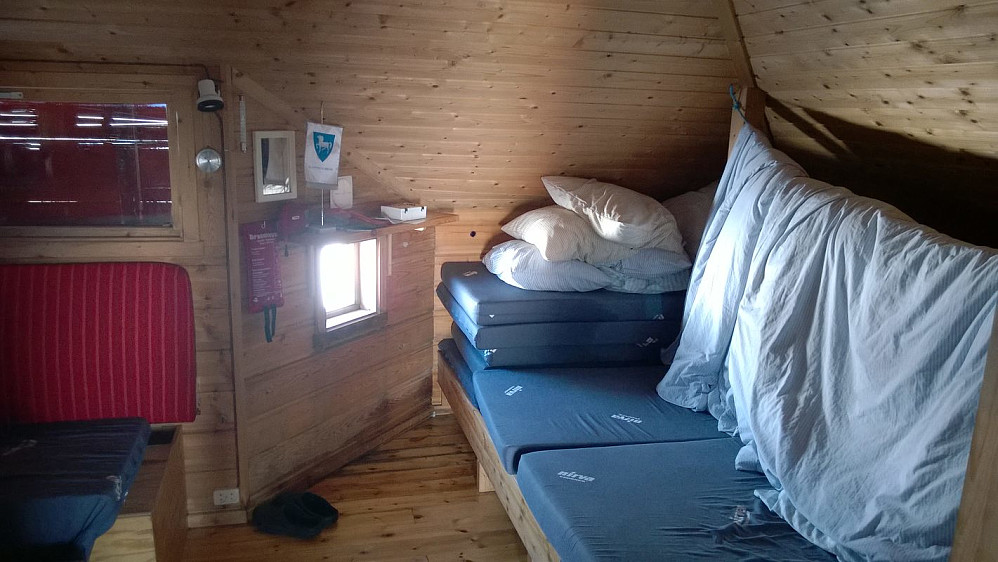 Ett stort rom på hytta, som både er soverom, stue og kjøkken i ett.
