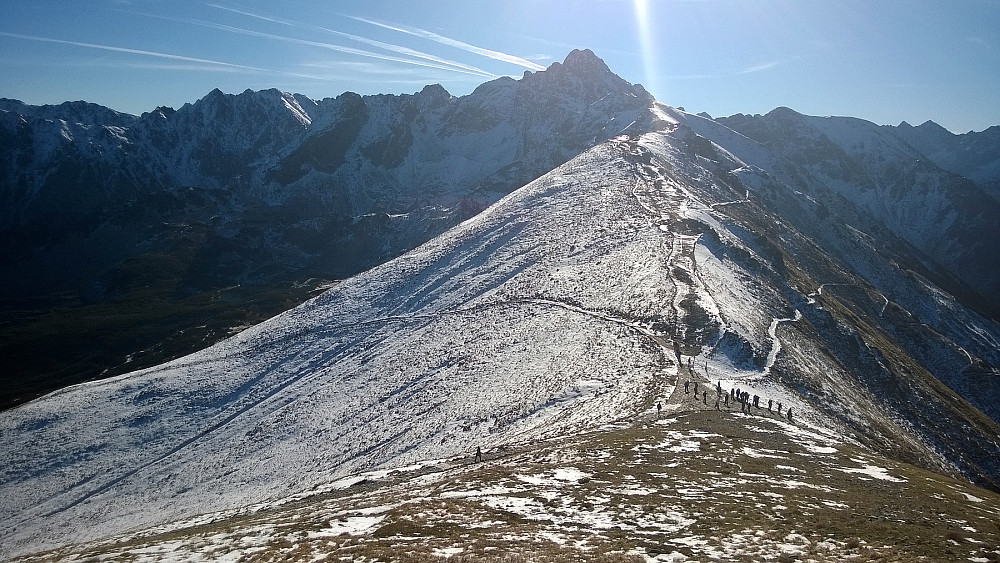 Jeg skulle østover og hovedmålet var Swinica 2301m i bakgrunnen. Snøforholdene skulle gjøre dagen spennende...