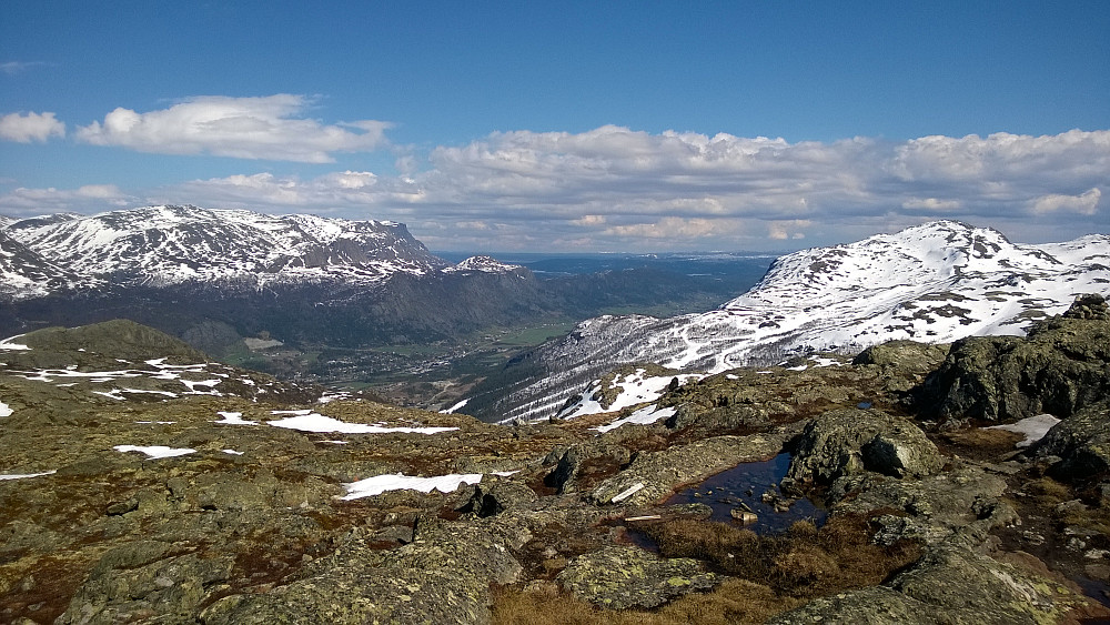 På Røgjin får en fin utsikt ned til Hemsedal sentrum. Skogshorn i det fjerne til venstre, og Totten og alpinanlegget til høyre.