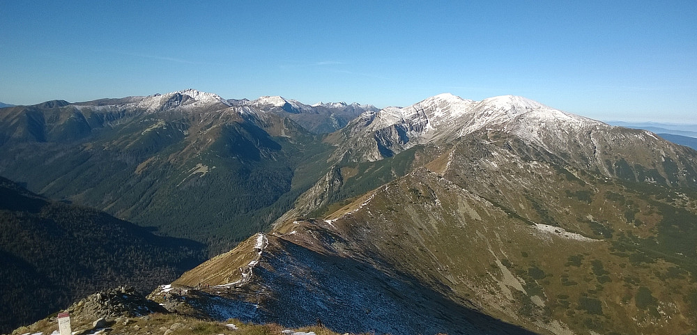 Fra toppen går en populær rødmerka rute vestover, og opp på Kondracka Kopa (2005) i bakgrunnen, før en svinger nord på gul sti og ned til et skar, hvorpå Giewont (kan ikke sees i bildet, ligger til høyre) lett kan bestiges.