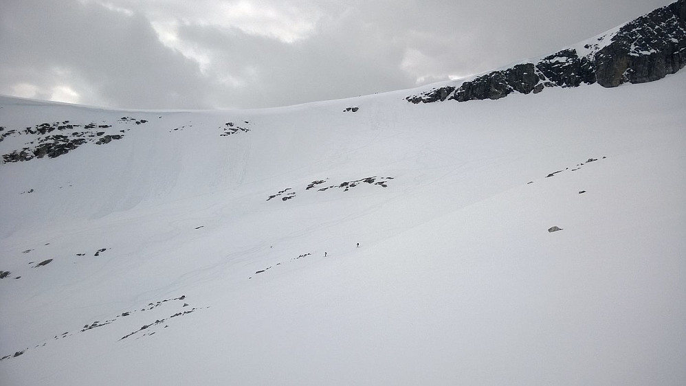 Det forholdsvis bratte punktet for å komme seg ned/opp på Finnanbreen, fra sadelen - og laveste punkt - mellom Finnan og Alnestinden.