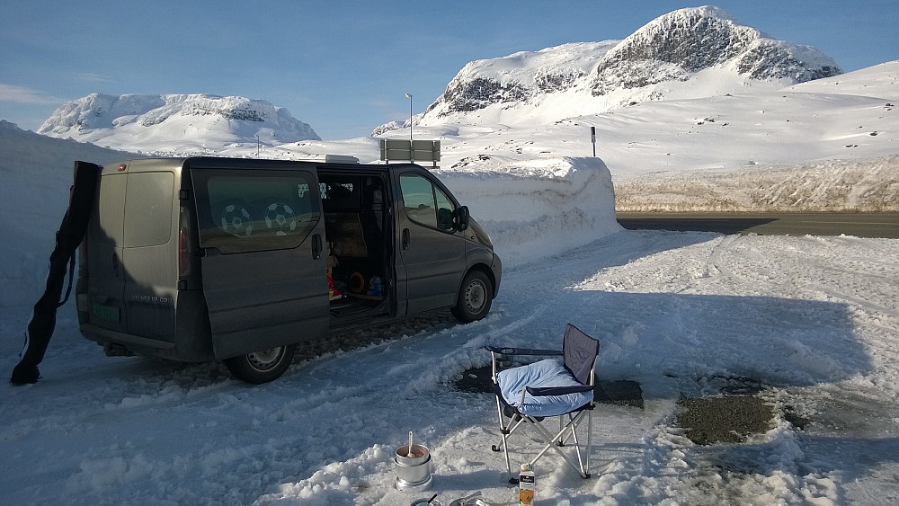 Campingliv ved Haukeliseter i ettermiddagssola, med Store Nup (1661m) i bakgrunnen. Den hadde også vært et flott mål neste dag...