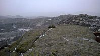 Ikke rare kommunetoppen i Farsund, liggende i vestskråninga til Kaldåsknipa. Tre små steiner. Har nok vært en liten varde, men øverste steinen må ha flydd bort i et uvær.
