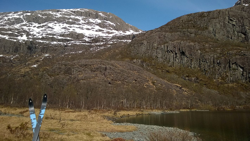 Nord for Støylsvannet deler t-stien seg i to. Jeg skulle opp Brelægda, og tok bratt opp egga til høyre i bildet, opp mot Oksefjellet, og siden til venstre opp "bak" fjellet sentralt i bildet her.