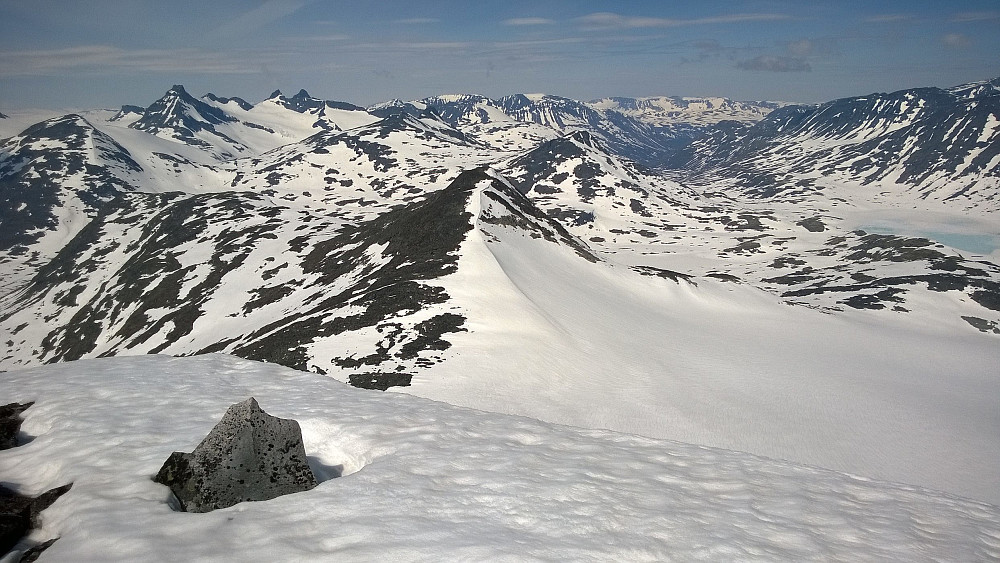 På Midtre - ser tilbake på Vesttoppen. Kjekt med ur opp (til venstre) og snø ned igjen (til høyre) - bare man passer seg for overhengende skavler.