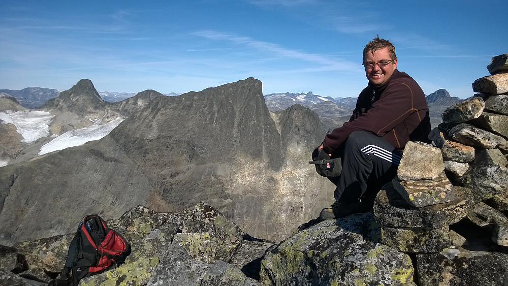 Ikke langt horisontalt sett over til Falketind og Falkungen, som jeg aller helst ville ha klatret på i dag...